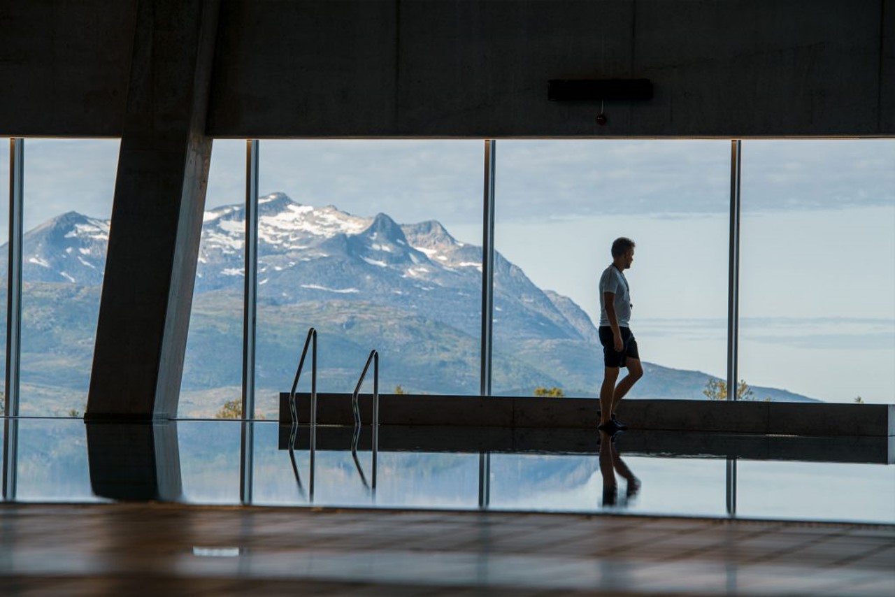 Idrettsbassenget med utsikt over kvaløya Idrettsbassenget med utsikt over kvaløya